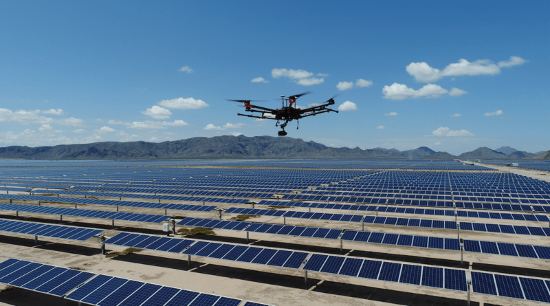 Drone inspeccionando la eficiencia de paneles solares